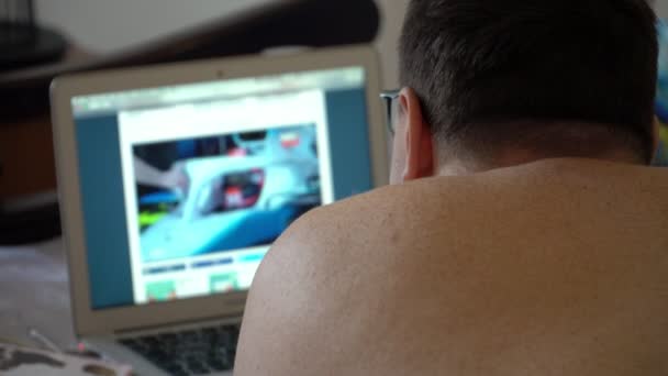 Man tittar på online film hemma på laptop närbild — Stockvideo