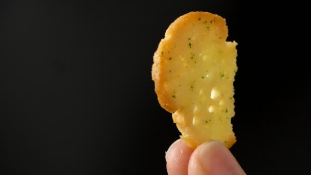 Snack de cerveza salado galleta especiada en el fondo negro extremo de cerca 4k — Vídeos de Stock