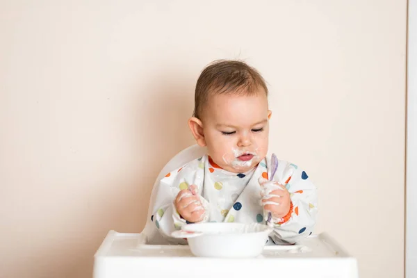 Um bebezinho comendo seu jantar e fazendo uma bagunça — Fotografia de Stock