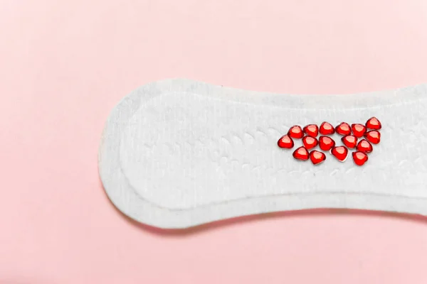 Almofada menstrual com brilho de coração vermelho no fundo de cor pastel. Minimalista ainda vida — Fotografia de Stock