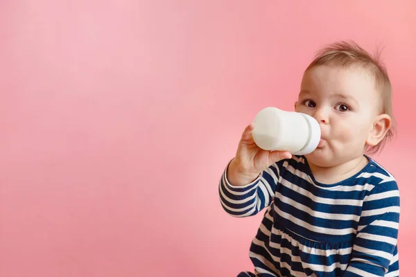 Şişe, bir yıl eski gıda konsepti süt içme sevimli Toddler portresi