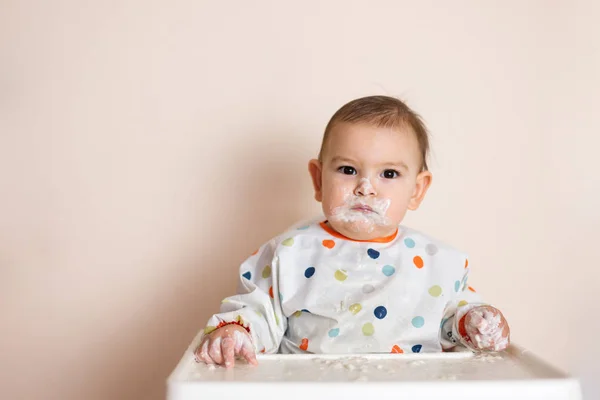 Um bebezinho comendo seu jantar e fazendo uma bagunça — Fotografia de Stock