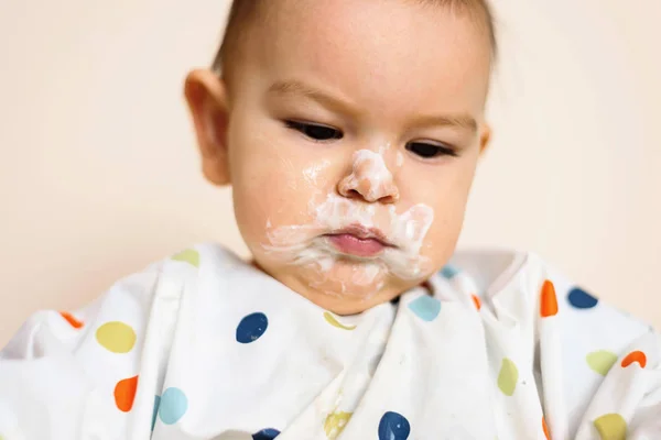 Um bebezinho comendo seu jantar e fazendo uma bagunça — Fotografia de Stock