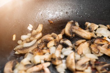 Bir tavada gıda madde kızarmış mantar