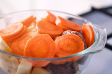 Havuç dilim dairesel n cam tavada soba , çorba hazırlama