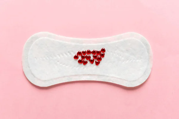 Almofada menstrual com brilho de coração vermelho no fundo de cor pastel. Minimalista ainda vida — Fotografia de Stock