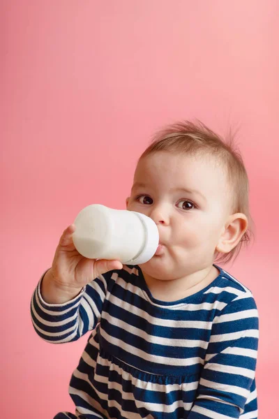 Retrato de uma criança bonita bebendo leite da garrafa, conceito de comida de um ano de idade — Fotografia de Stock