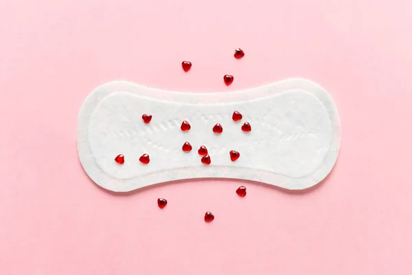 Almofada de higiene feminina sobre fundo rosa. Conceito de higiene feminina durante a menstruação. vista superior . — Fotografia de Stock