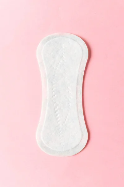 Feminin hygien pad på en rosa bakgrund. Begreppet kvinnlig hygien under menstruation. uppifrån och. — Stockfoto