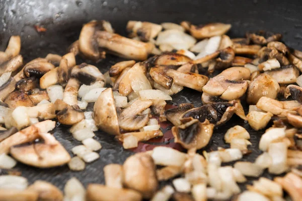 Gebakken champignons in een pan voedselingrediënt — Stockfoto