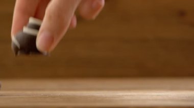 Ahşap masa kadın elleri stüdyo koyarak el yapımı çikolata şekerler