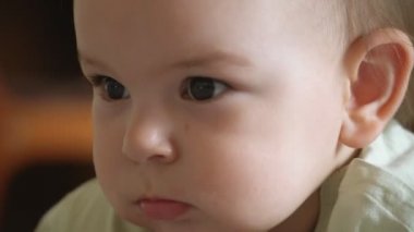 Mutlu bebek bebek kameraya bakıyor ve mutlu bir şekilde gülümsüyor, portreyi kapat, sevimli çocuk