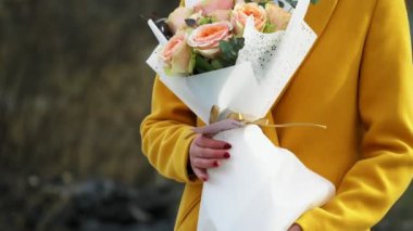 çiçeklerle nehir sahilde yürüyen kız portresi, ilişki sert kavramı açık havada