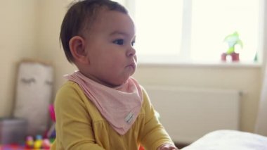 Küçük bebek bebek kanepe ve sakin ciddi yanında duran