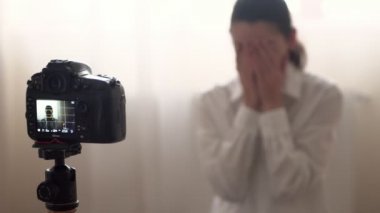 Çekici kafkas kadın ünlü blogger kamera ev kullanarak onu online vlog için video kayıt
