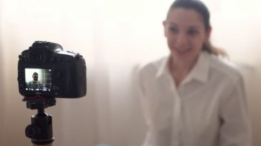 Çekici kafkas kadın ünlü blogger kamera ev kullanarak onu online vlog için video kayıt