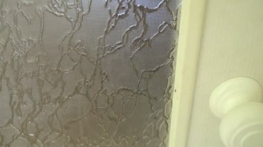 Küçük çocuk evde dağınık bir zekâ giysisi yapar. Samimi yaşam tarzı görünümü