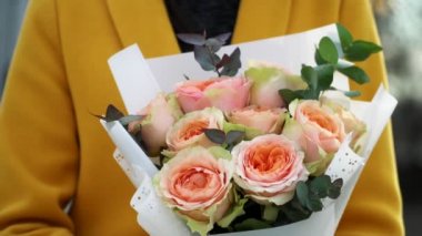 çiçeklerle nehir sahilde yürüyen kız portresi, ilişki sert kavramı açık havada