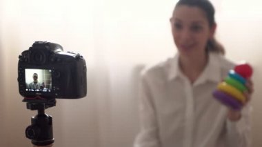 Çekici kafkas kadın ünlü blogger kamera ev kullanarak onu online vlog için video kayıt