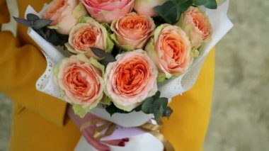 Bombastik gül ve okaliptüs açık havada Düğün buketi, kız kalma, yakın