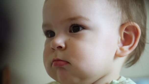 Детская сторона снимала крупным планом портрет, серьезного сконцентрированного малыша, слушала маму — стоковое видео