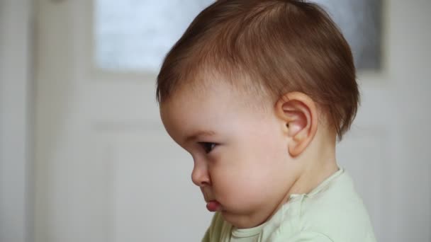 O lado do bebê tiro close-up retrato, grave criança concentrada, ouvir a mãe — Vídeo de Stock