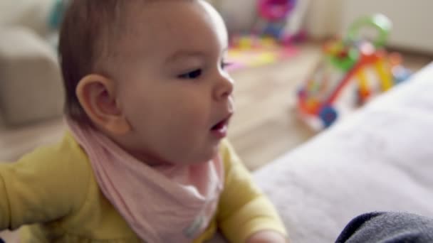 Зевая малыша в помещении дома для дневного сна — стоковое видео
