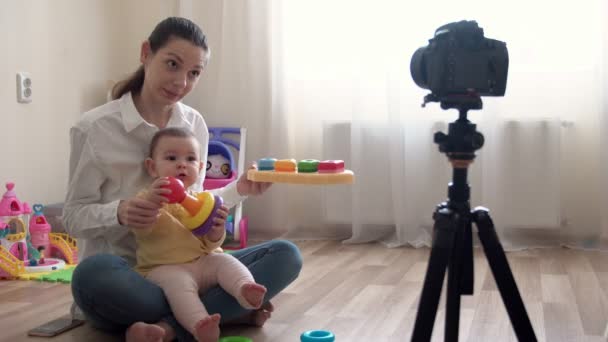 Fiatal anya kisfiúval videofelvétel kamera és vlogging a családról és a gyermekkorról — Stock videók