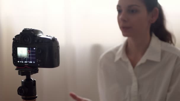 Attraente donna caucasica famosa blogger sta registrando video per il suo vlog online utilizzando la fotocamera a casa — Video Stock