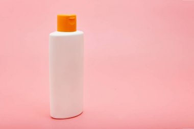 pembe arka plan kopyalama alanı üzerinde boş beyaz sıkma şişesi plastik tüp