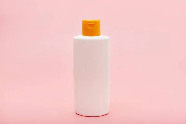 Branco espremer tubo de plástico garrafa branca no espaço de cópia de fundo rosa — Fotografia de Stock