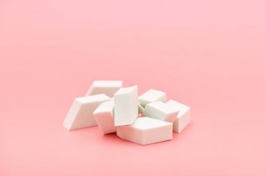 Pembe arka plan üzerinde ellerde dikdörtgen kozmetik beyaz sünger, kopya alanı, güzellik