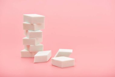 Pembe arka plan üzerinde ellerde dikdörtgen kozmetik beyaz sünger, kopya alanı, güzellik