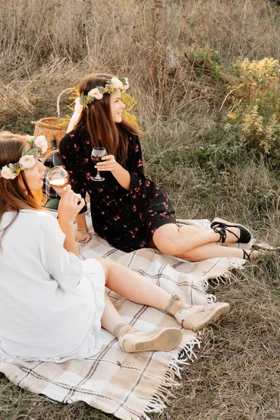 Twee beste vrienden op picknick in het veld leggen op de laid glimlachend — Stockfoto