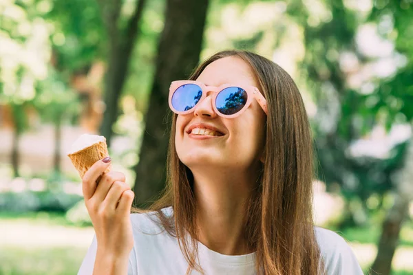 Retrato ao ar livre jovem hipster menina louca comer sorvete verão tempo espelho óculos de sol — Fotografia de Stock