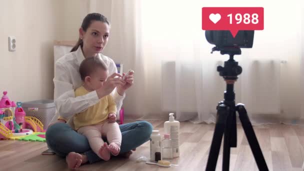 Молодая симпатичная мама с ребенком, записывающая влог или ведущая прямую трансляцию и идущая виреть с понравившимся счетчиком 4k — стоковое видео
