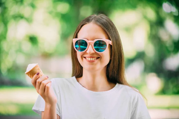 Outdoor portrait young hipster crazy girl eating ice cream summer weather mirror sunglasses — Stock Photo, Image