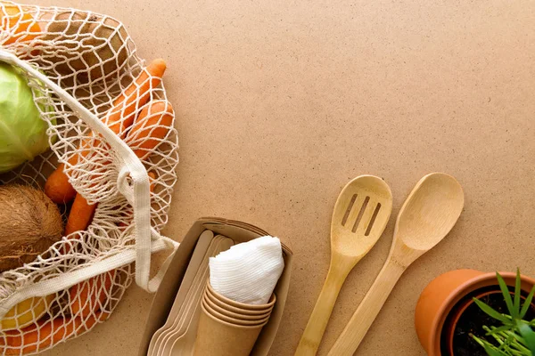 Flach lag Null Abfallprodukte, natürlicher Lebensstil in der Küche. wiederverwendbare Einkaufstasche aus Holz — Stockfoto