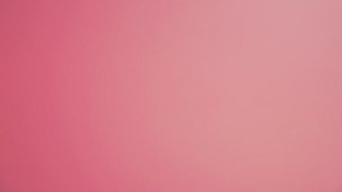 Pembe sırt üstü zeminde yavaş çekimde düşen yüzü temizlemek için sünger