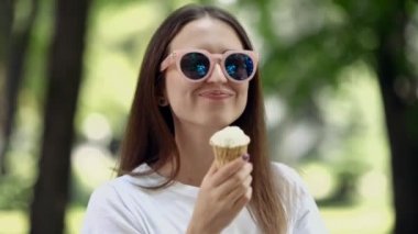 Ayna güneş gözlüğü HD tatil zevk, yaz güneşi açık havada dondurma yeme genç kadın