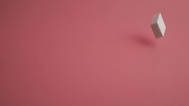 Pembe sırt üstü zeminde yavaş çekimde düşen yüzü temizlemek için sünger