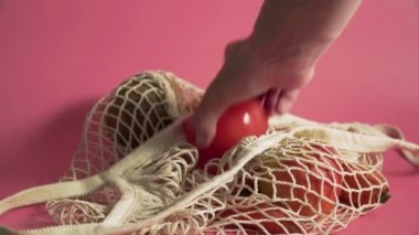 mesh çanta meyve ve sebze, pembe arka plan 4k plastik alışveriş torbaları alternatif