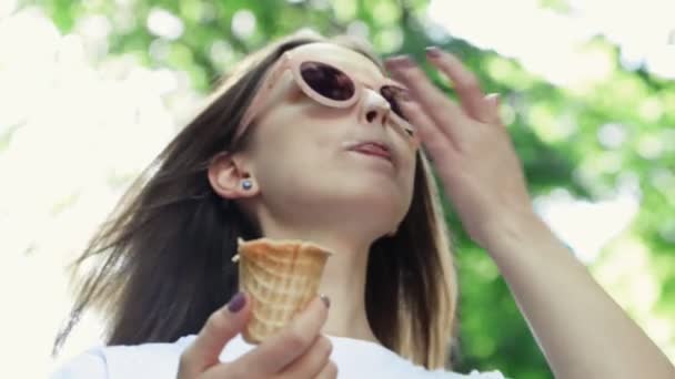 Retrato de close up Fundo de verão. Jovem mulher comendo sorvete — Vídeo de Stock