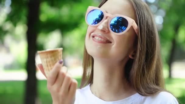 Primer plano retrato Fondo de verano. Mujer joven comiendo helado — Vídeos de Stock