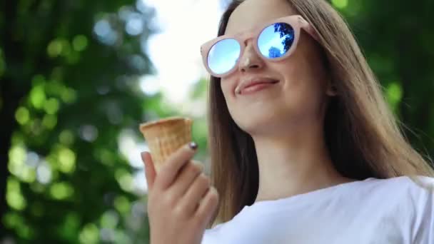 Retrato de close up Fundo de verão. Jovem mulher comendo sorvete — Vídeo de Stock