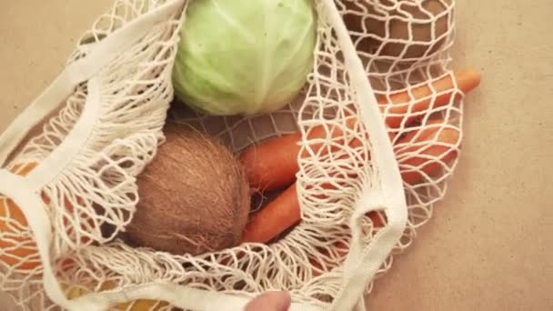 Reciclagem saco de corda de malha cheio de legumes e frutas, eco frindly nenhum conceito de plástico 4k — Vídeo de Stock