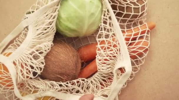 Bolsa de malla de reciclaje llena de verduras y frutas, eco frindly sin concepto de plástico 4k — Vídeos de Stock