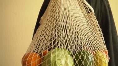 Sebze ve meyve dolu kafes dize çanta geri dönüşüm, Eko arayanlara hiçbir plastik kavramı 4k
