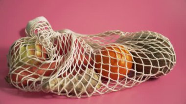 mesh çanta meyve ve sebze, pembe arka plan 4k plastik alışveriş torbaları alternatif