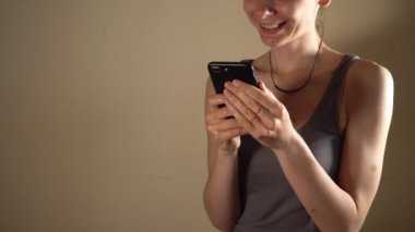 Mutlu kız gece telefon kullanarak ve gülümseyen, Blogger kavramı